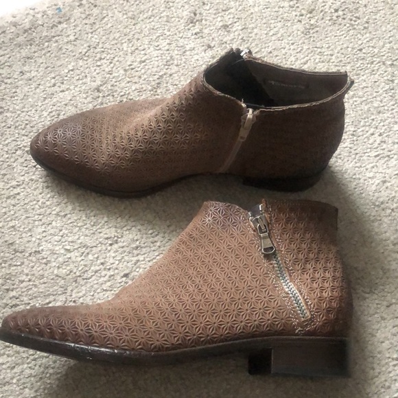 Boots - Picture 3 of 4